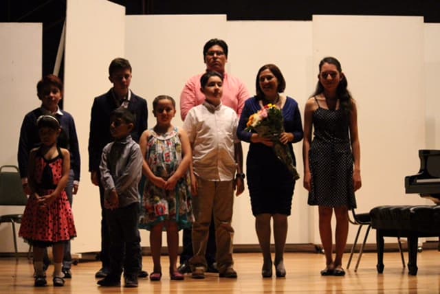 Grupo de alumnos en recital de piano