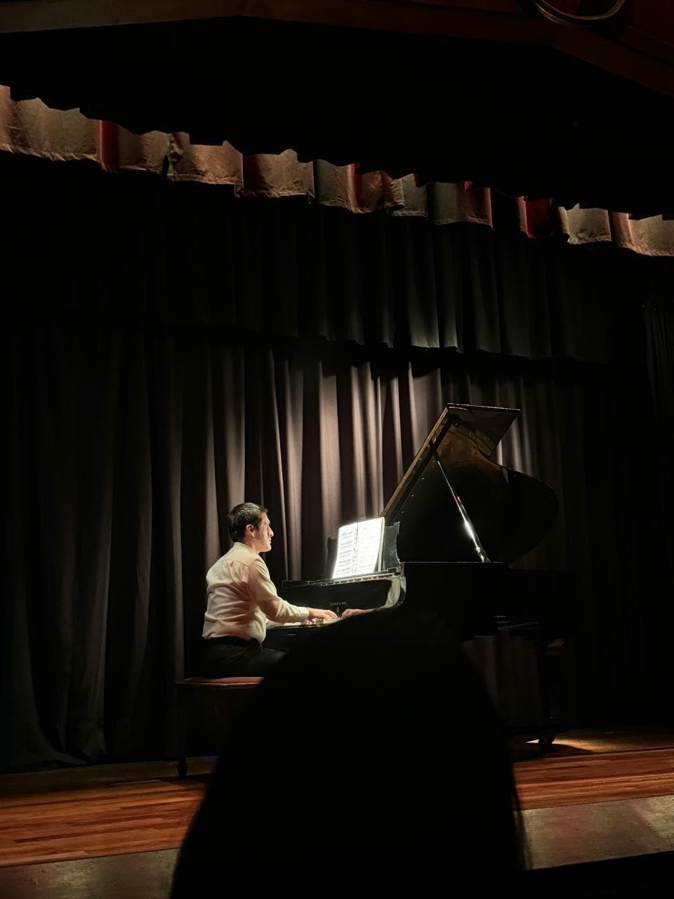 Estudiante tocando el piano en recital