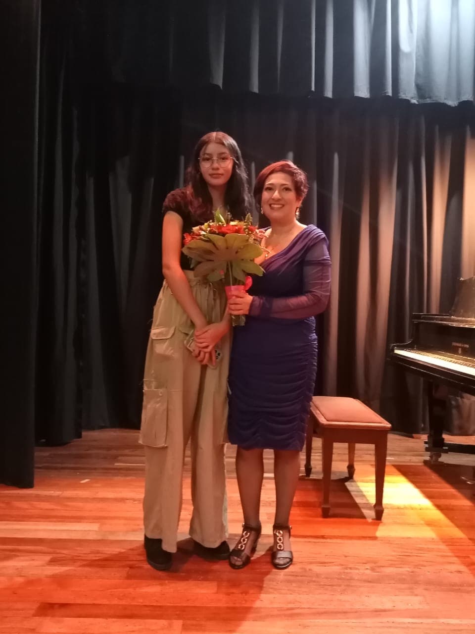 Estudiante con su maestra después del recital